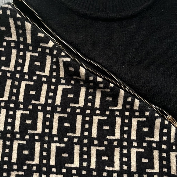 Beautiful Stylish Sweater w/Zipper - Size Small - Picture 5 of 12